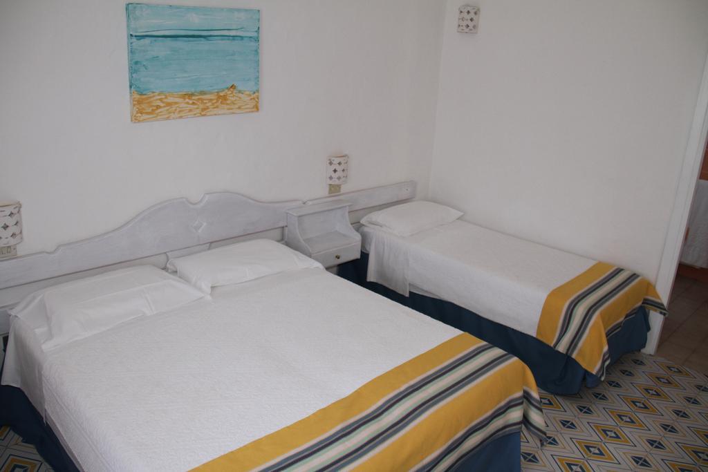Hotel 3 Botti Baja Sardinia Exteriör bild